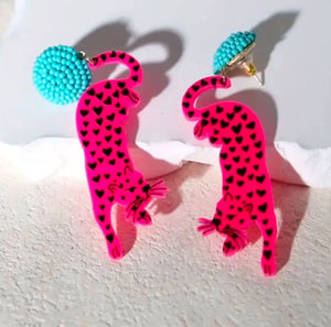 ARETES LARGOS LEOPARDO FUCSIA