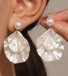 ARETES CONCHA BLANCOS PEQUEÑOS